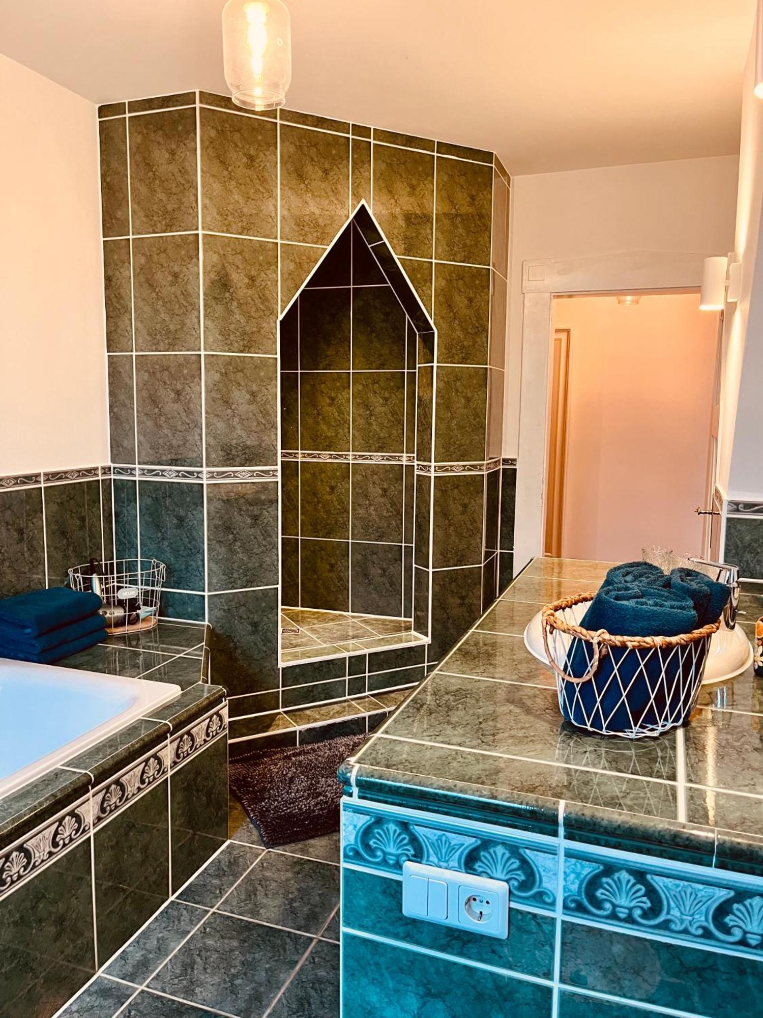 B E D & A G E D E S I G N -Extra Large- Wunderschoene Komplette Wohnung Mit Viel Platz & 4 Schlafzimmer B E D & A G E D E S I G N -Small- Wunderschoenes Zimmer Mit Bad Rechnungserstellung Fuer Geschaeftsreisende & Firmen Hünxe Esterno foto